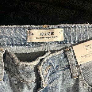 ~ NWT NEVER WORN ~ Low Rise Relaxed Jeans ( frayed style )